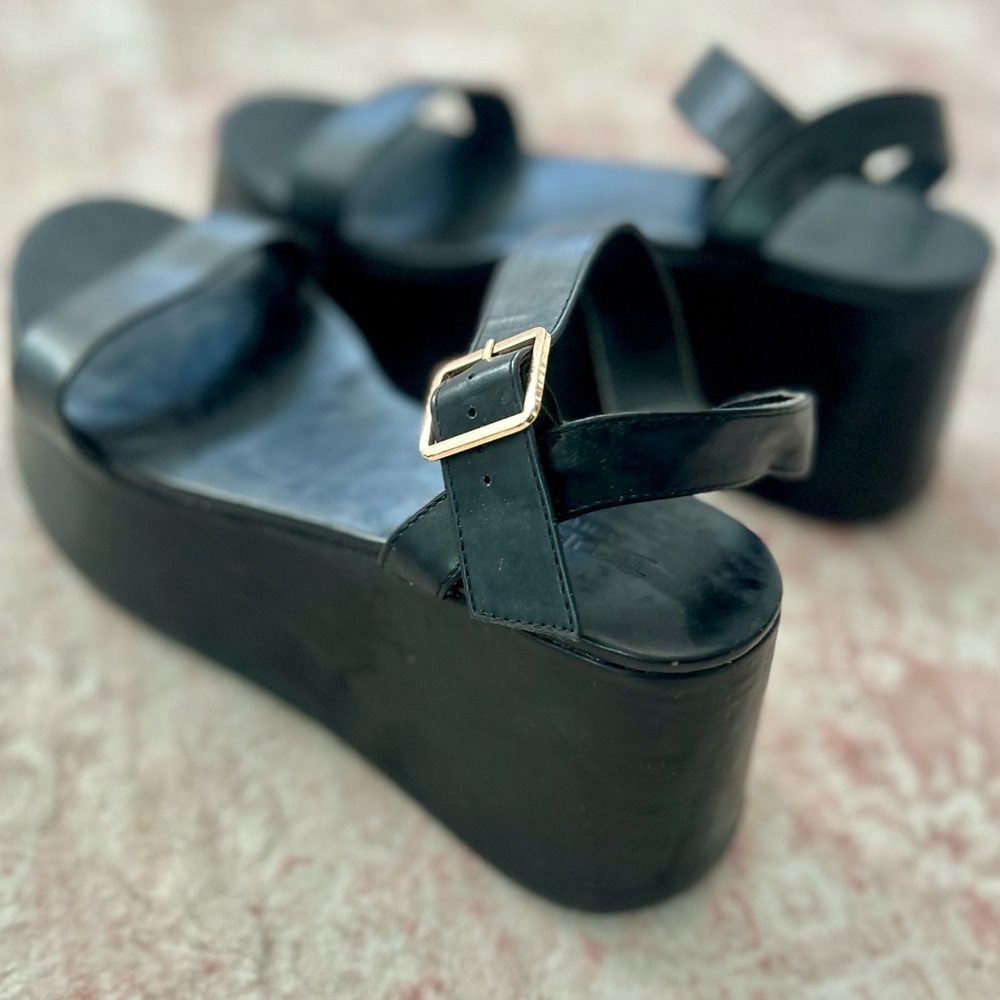 Source Unknown Black Platform Sandals with Gold Buckle